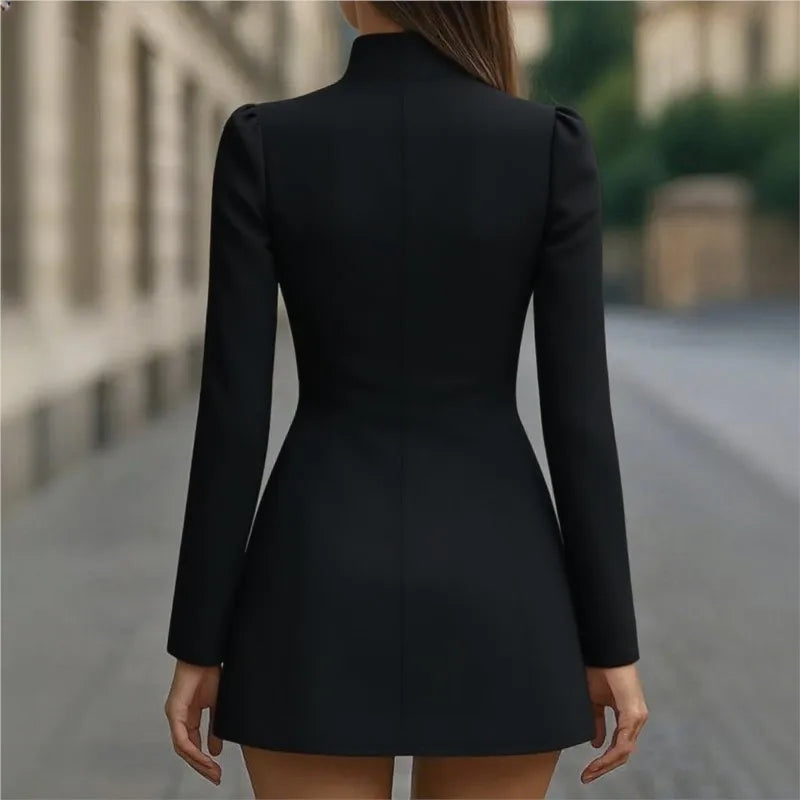 Ivory Royale – Vestido Curto Feminino Branco com Botões Dourados e Corte Sofisticado