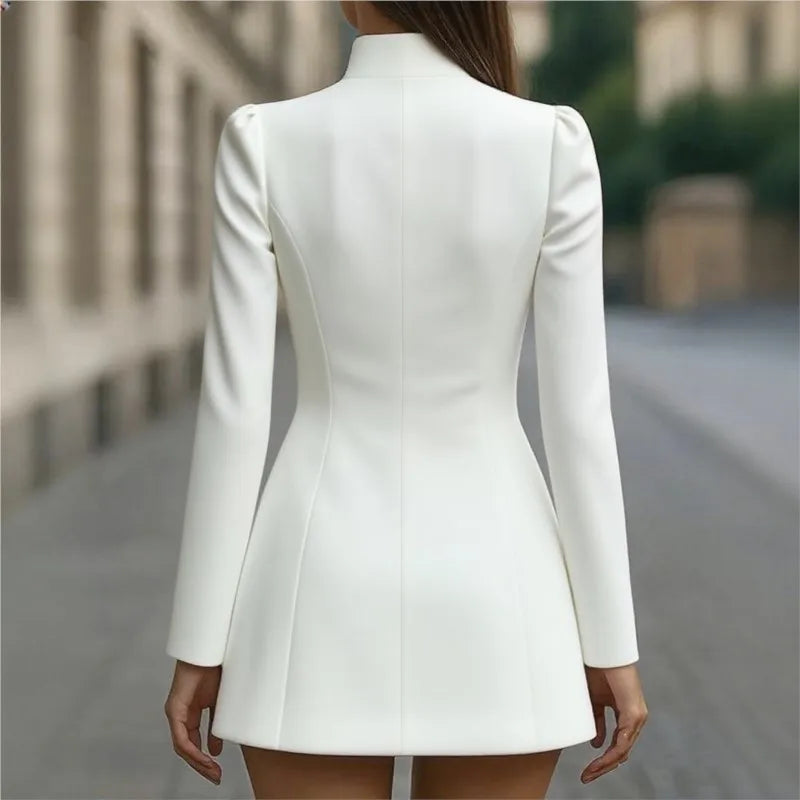 Ivory Royale – Vestido Curto Feminino Branco com Botões Dourados e Corte Sofisticado