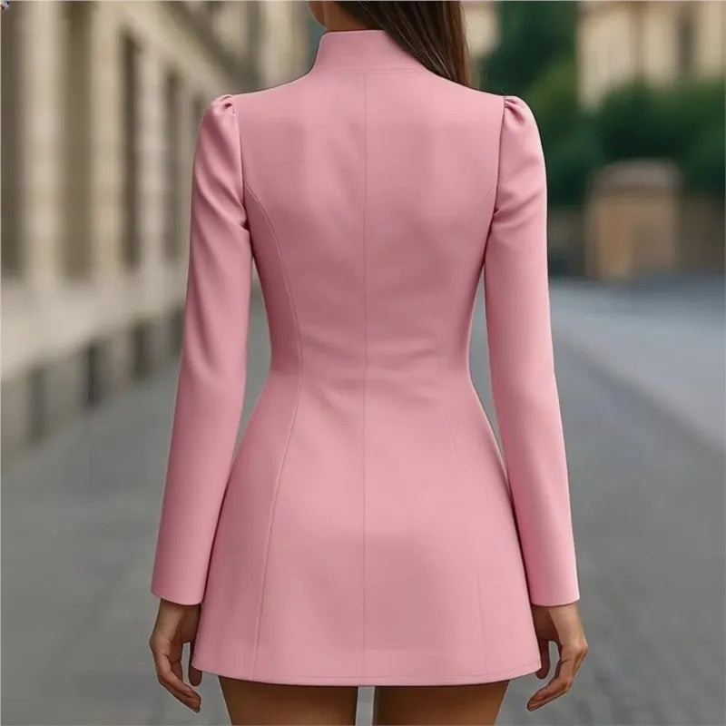Ivory Royale – Vestido Curto Feminino Branco com Botões Dourados e Corte Sofisticado