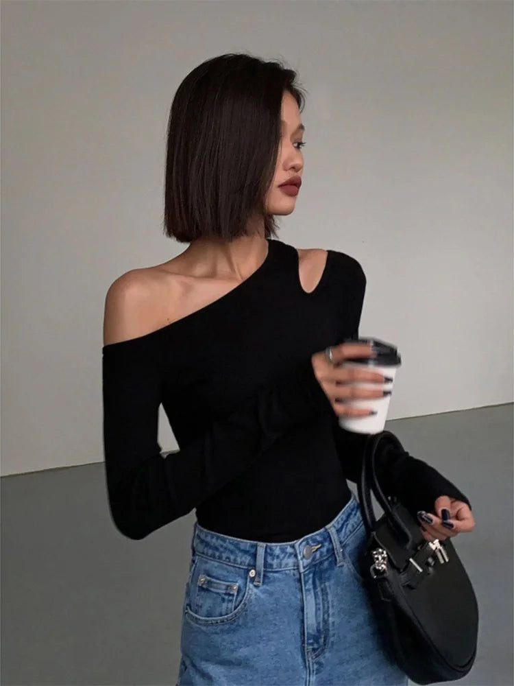 Noir Edge – Blusa Feminina Preta de Manga Longa com Decote Assimétrico Moderno