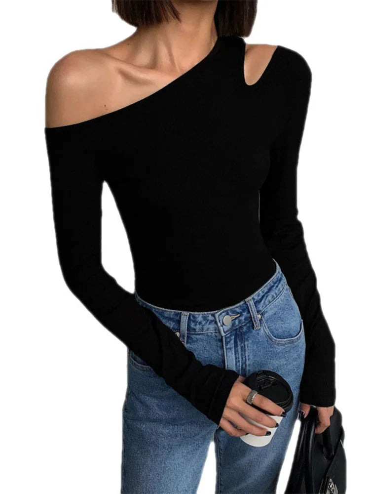 Noir Edge – Blusa Feminina Preta de Manga Longa com Decote Assimétrico Moderno