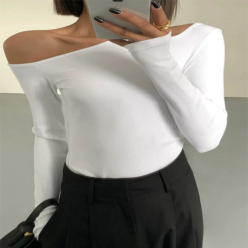 Noir Edge – Blusa Feminina Preta de Manga Longa com Decote Assimétrico Moderno