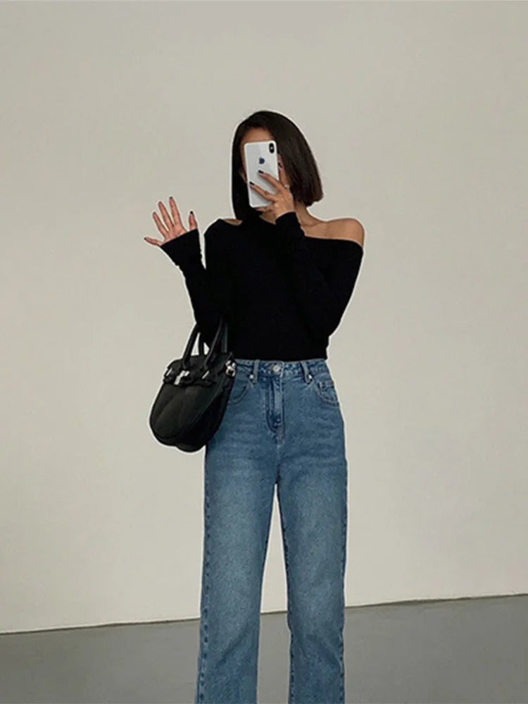 Noir Edge – Blusa Feminina Preta de Manga Longa com Decote Assimétrico Moderno