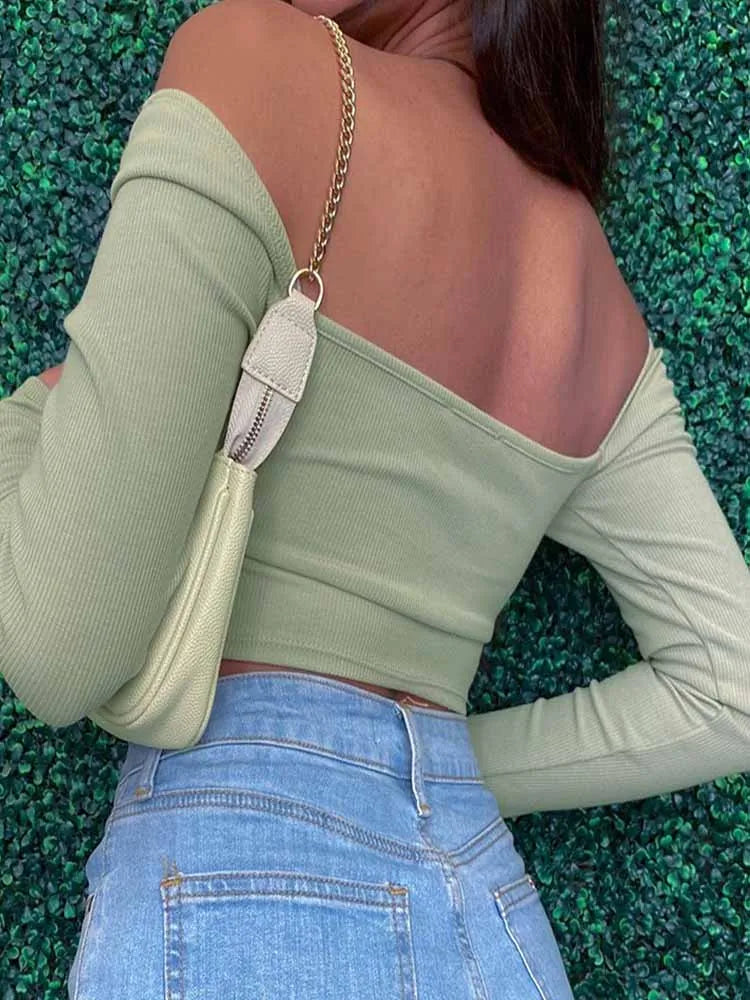 Charm Heart – Cropped Feminino de Manga Longa com Decote Ombro a Ombro e Detalhe em Coração