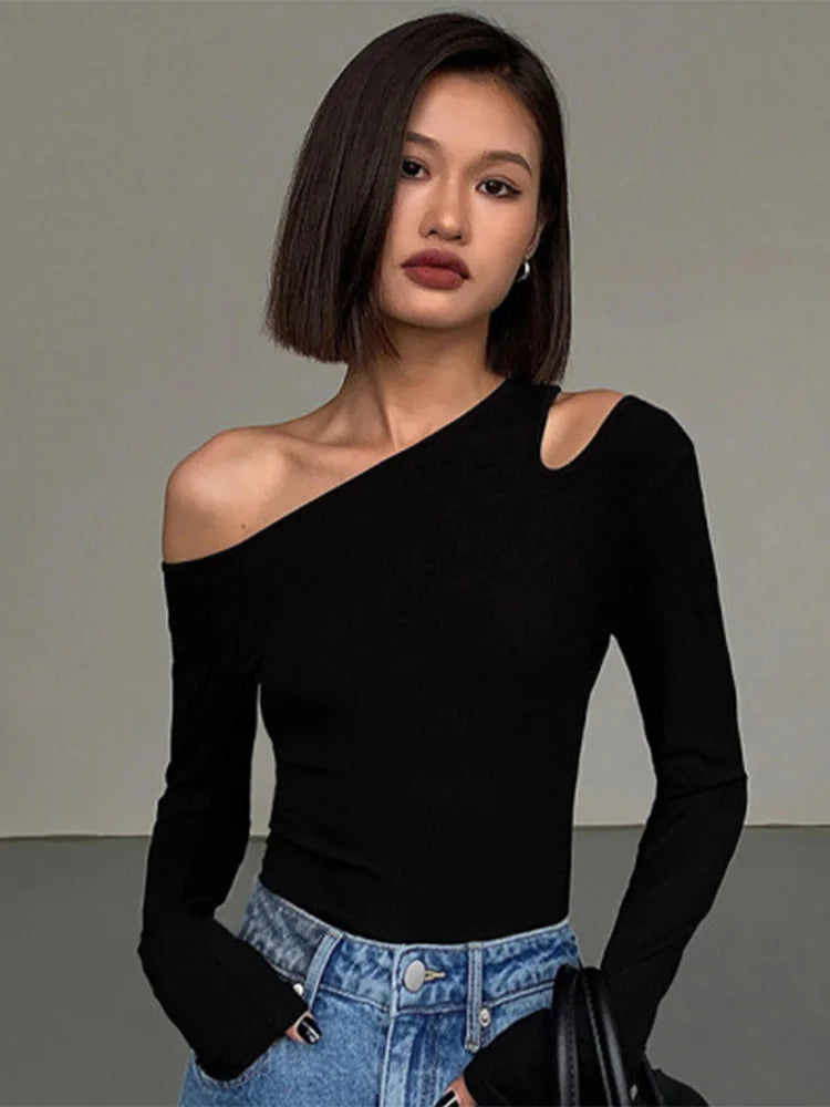 Noir Edge – Blusa Feminina Preta de Manga Longa com Decote Assimétrico Moderno
